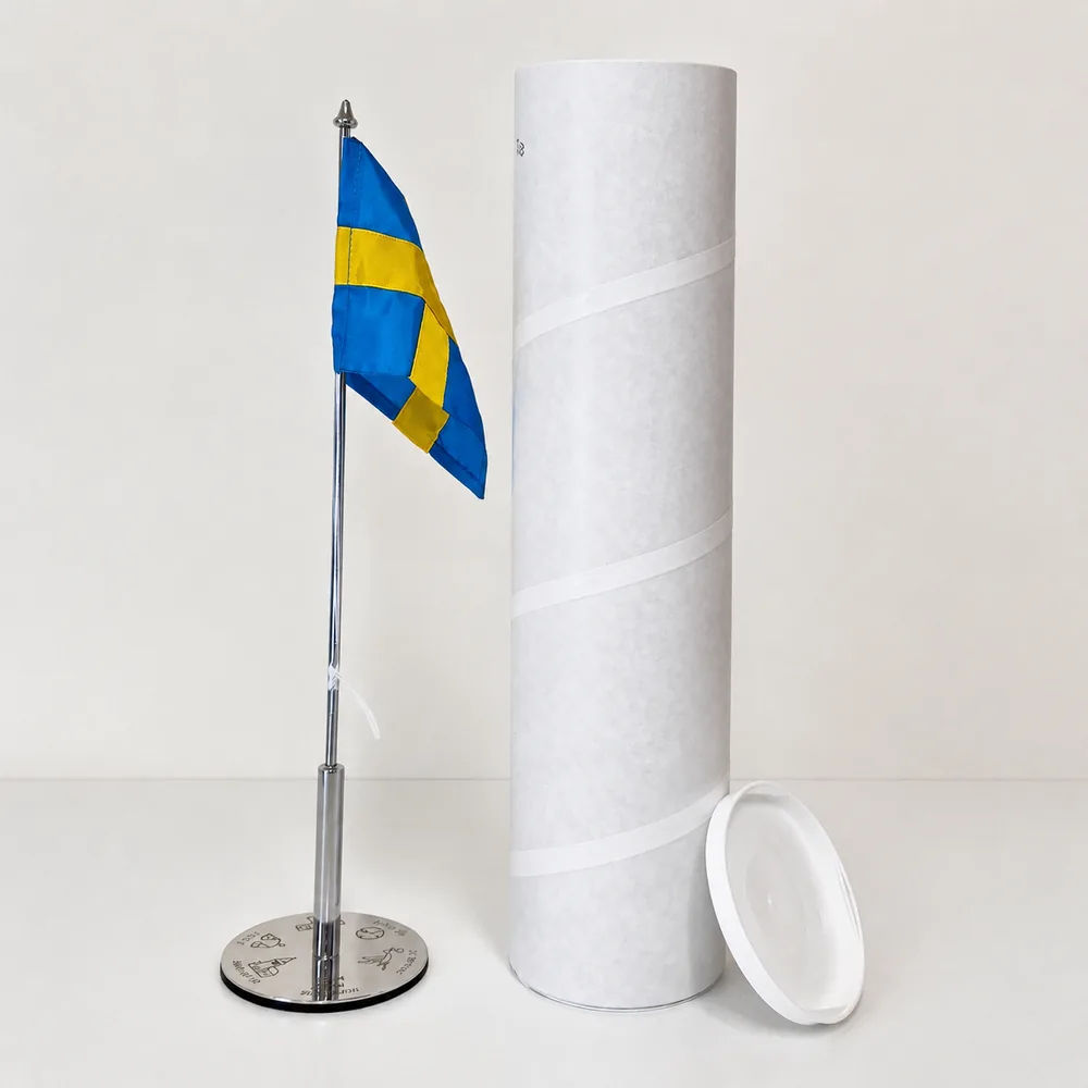 Personlig bordsflagga med gravyr och tillhörande förvaringsrör
